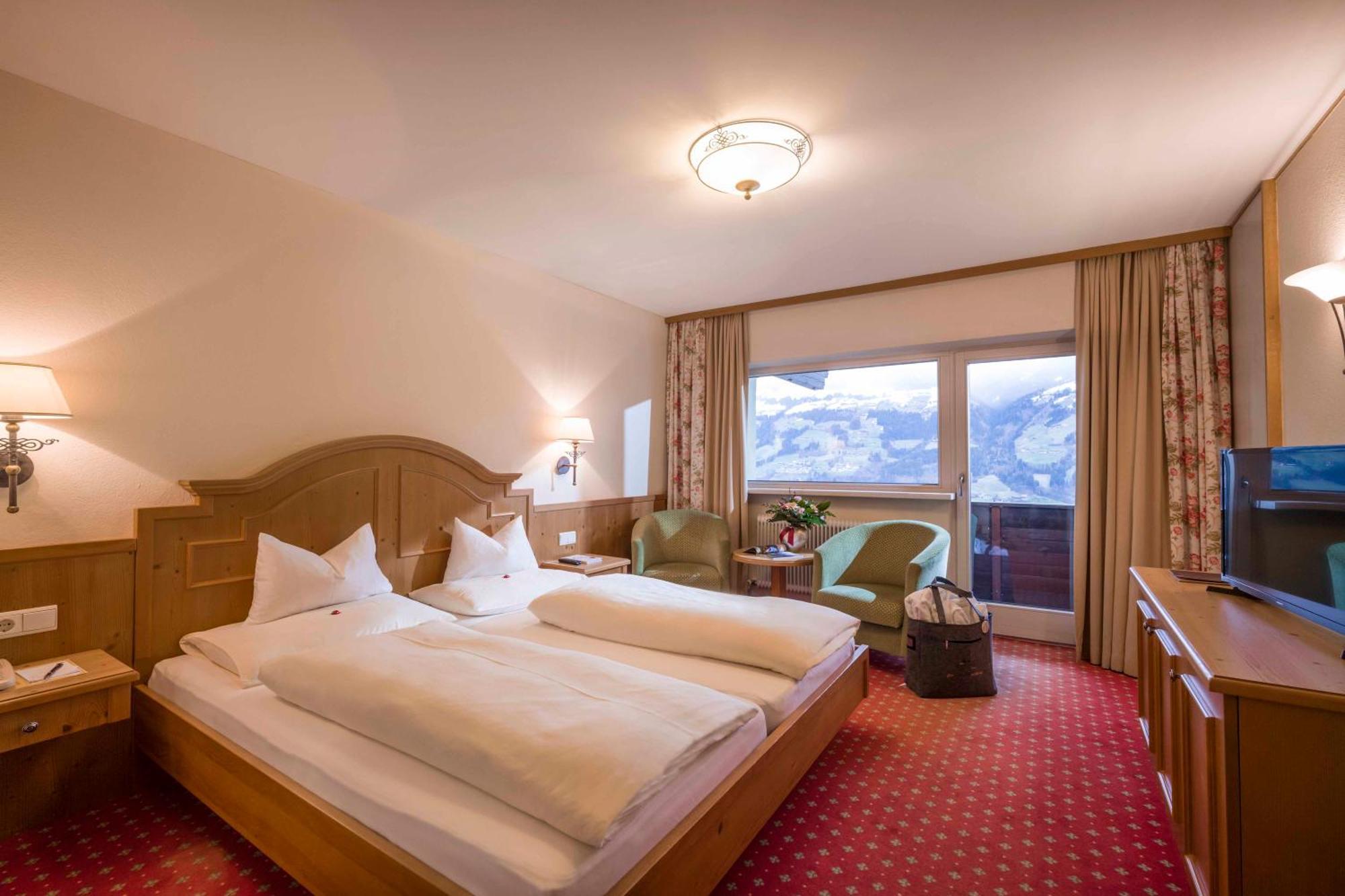 Hotel Waldfriede - Der Logenplatz Im Zillertal フューゲン エクステリア 写真