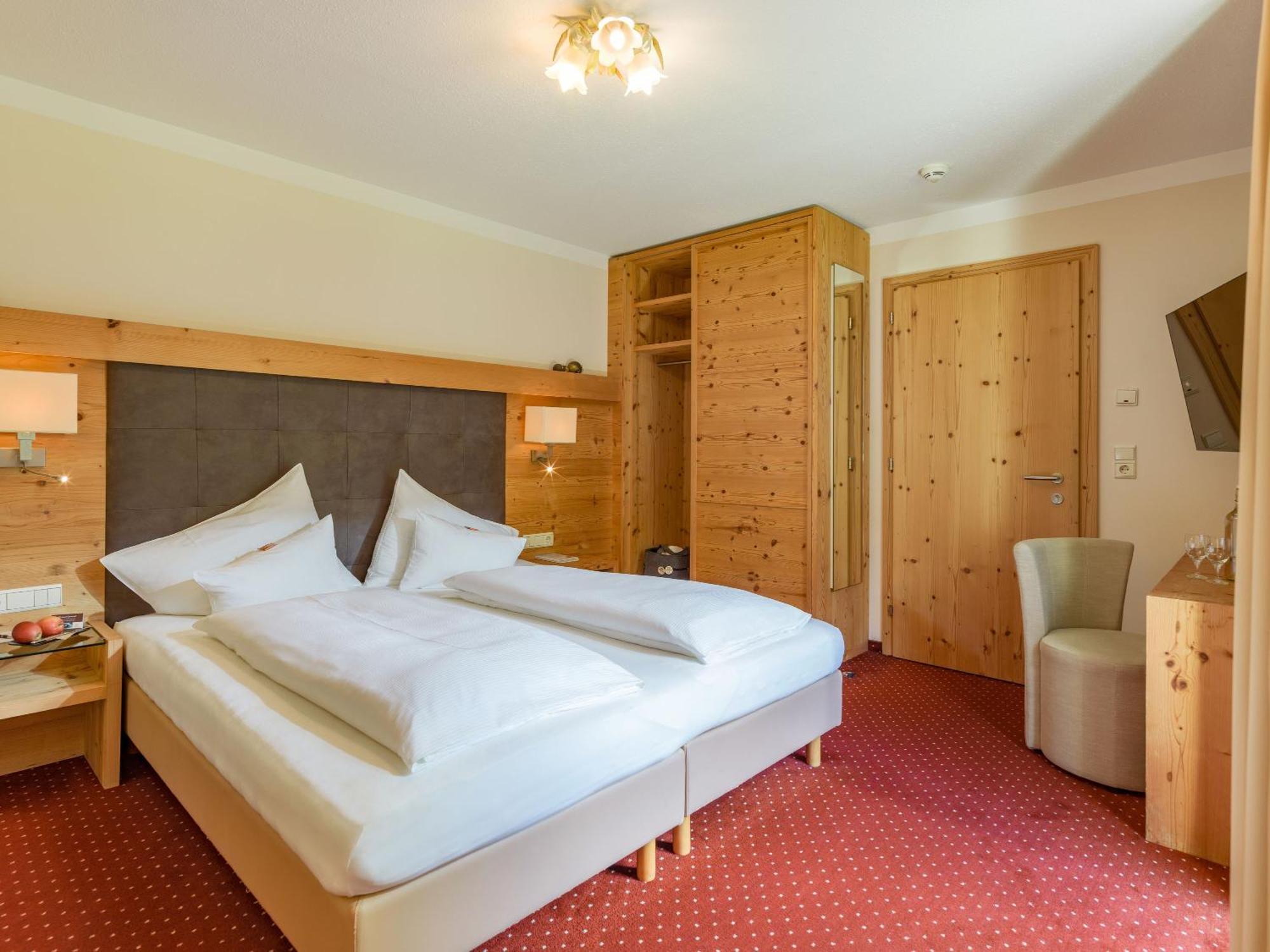 Hotel Waldfriede - Der Logenplatz Im Zillertal フューゲン エクステリア 写真
