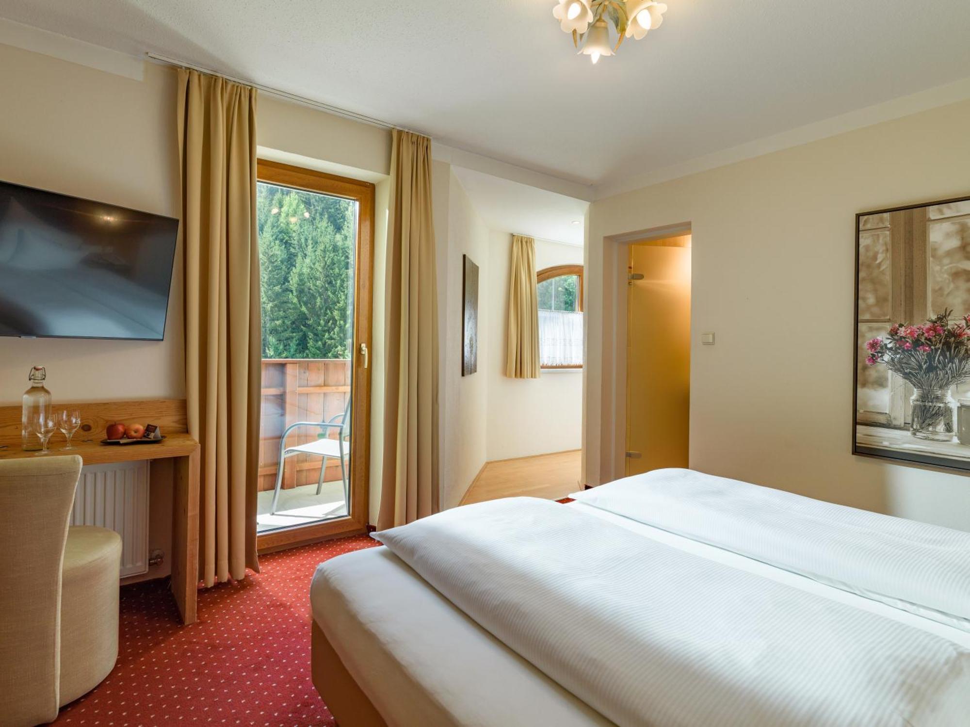 Hotel Waldfriede - Der Logenplatz Im Zillertal フューゲン エクステリア 写真